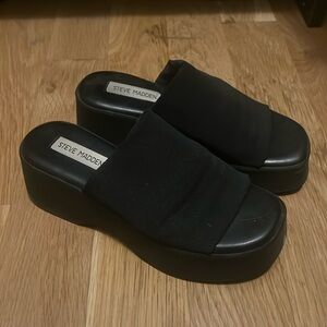 Steve Madden slinky sandals in black. Size 7.